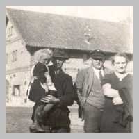 082-0016 Rechts im Bild Fritz und Helene Stoermer. Elfriede Stoermer auf dem Arm von Fritz Freitag.jpg